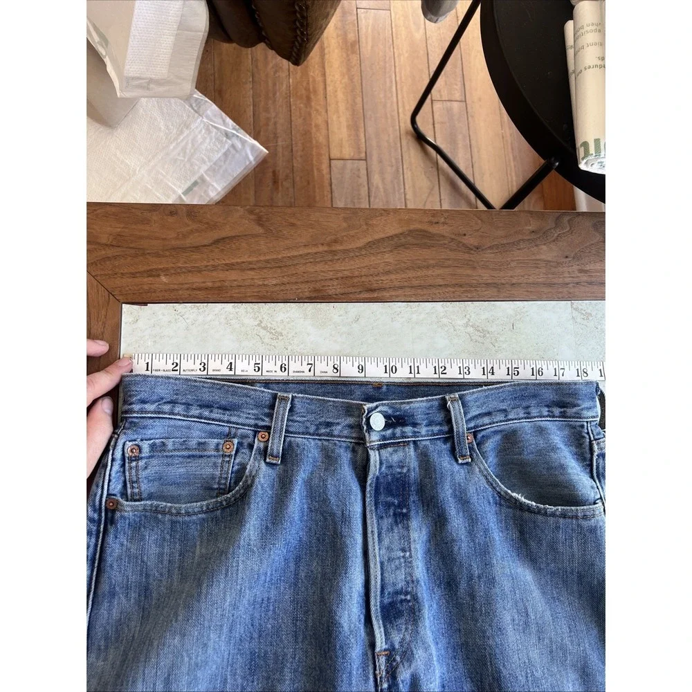 Vintage Y2K Levi's 501 Medium Wash Denim Jeans 34 X 32 Worn Button Fly - Picture 3 of 10